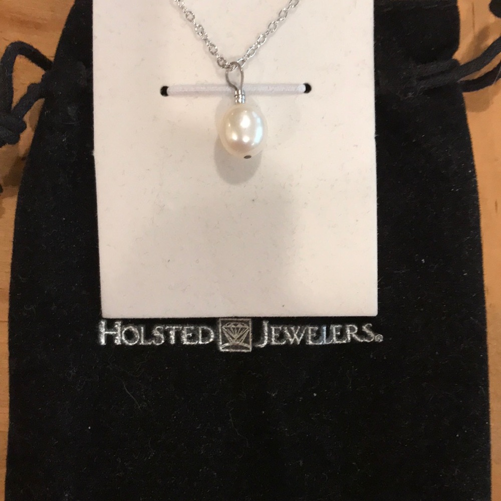 Holsted Jewelers Pearl Pendent with Chain
